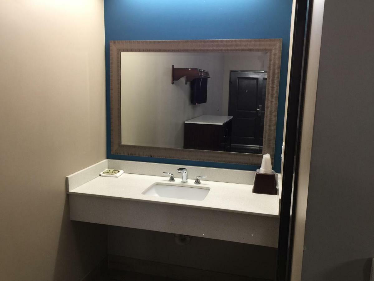 Crystal Palace Inn Maywood Экстерьер фото